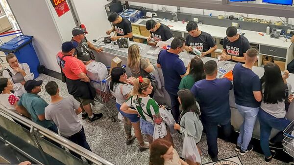 Ni la lluvia detuvo a compradores: Otro día repleto en Black Friday