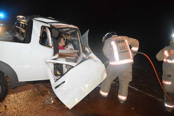 Violento choque frontal entre camioneta y furgoneta deja una fallecida y cuatro heridos - La Clave