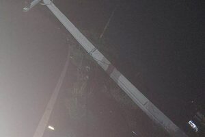Camioneta choca contra columna