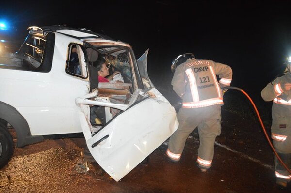 Violento choque frontal entre camioneta y furgoneta deja una fallecida y cuatro heridos