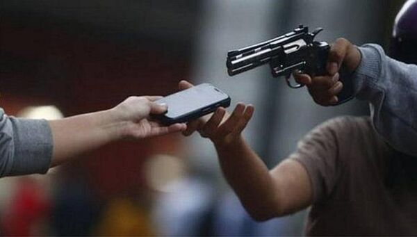 Motochorros armados asaltan y despojan a una colegiala de su celular - Radio Imperio