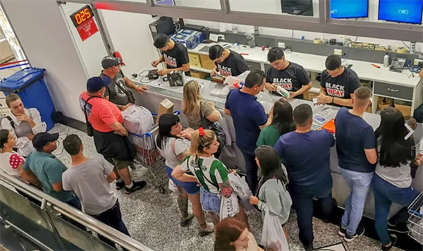 Black Friday 2022 supera las expectativas y atrae a millares de compradores | DIARIO PRIMERA PLANA