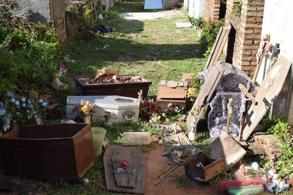 Crónica / Destrozaron panteones en el cementerio de Tobati: "No tienen a Dios en su corazón"