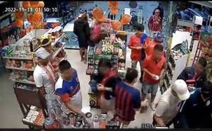 Crónica / [VIDEO] Filman a "hinchas" de Cerro Porteño robando vasos chuchis en un local comercial