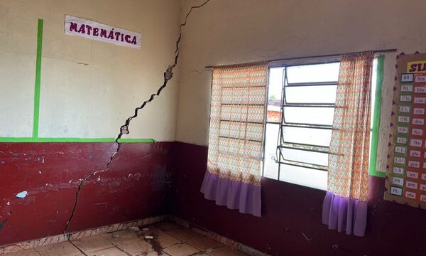 Escuela de CDE en riesgo de derrumbe