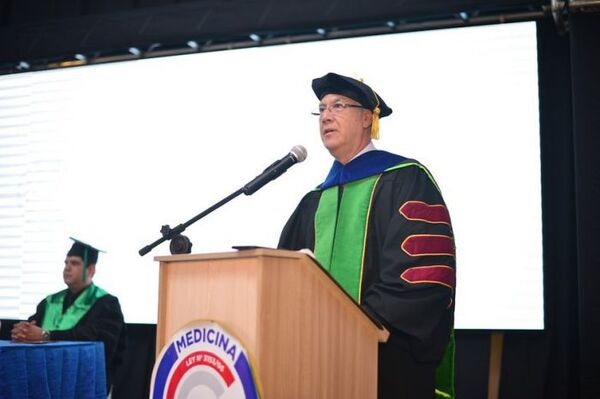 Graduación de la Universidad Central del Paraguay marcando historia en la formación de profesionales médicos