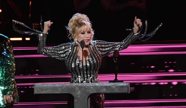 Dolly Parton recibe 100 millones de Jeff Bezos para obras benéficas - Música - ABC Color