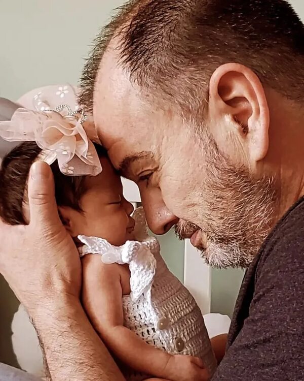 Carlos Troche recibió un nuevo año de vida con su mejor regalo en brazos - Gente - ABC Color