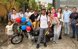 Obsequian motocicleta a trabajador que caminó de Luque a Ypané - Noticiero Paraguay