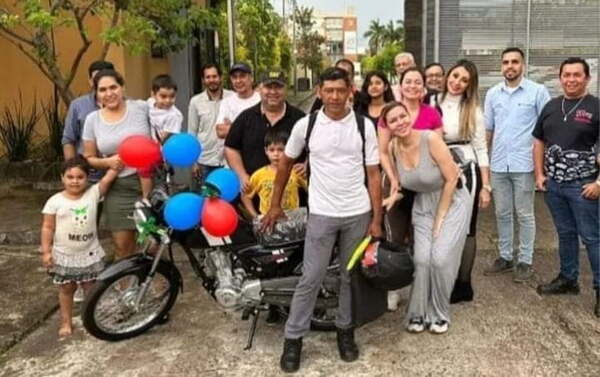 Obsequian motocicleta a trabajador que caminó de Luque a Ypané - Noticiero Paraguay