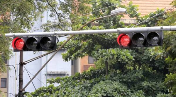 Crónica / El semáforo del terror: le pidieron plata, dijo no y ¡casi le rompen todo el auto!