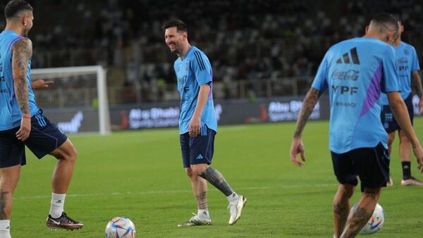 Locura en Abu Dabi para ver el entrenamiento de Argentina con Messi