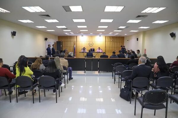 Tres años de cárcel para funcionarios acusados de robar combustible - Nacionales - ABC Color