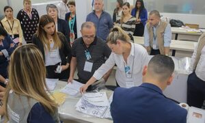 Auditan maletines electorales que irán al exterior