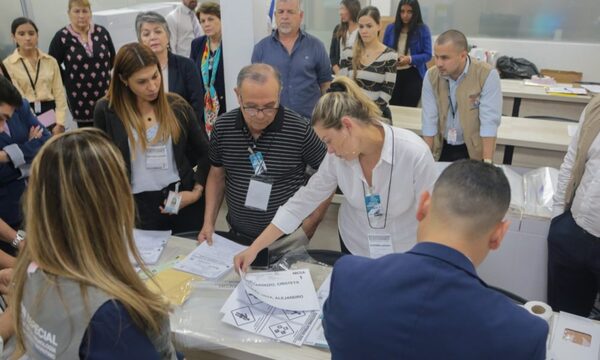 Auditan maletines electorales que irán al exterior