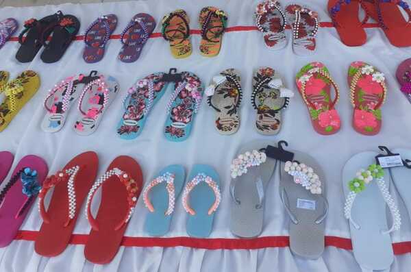 Fabrican novedosos modelos de cómodas zapatillas en Penitenciaría de Coronel Oviedo