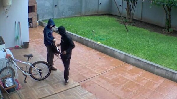 Estaba en la cancha, entraron a robar a su casa y vio todo desde su celula - Noticiero Paraguay