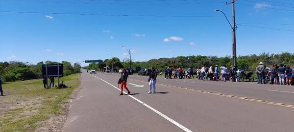 Labriegos de Misiones acompañan desde la ruta desarrollo de la reunión del comité ejecutivo de Yacyretá - Nacionales - ABC Color