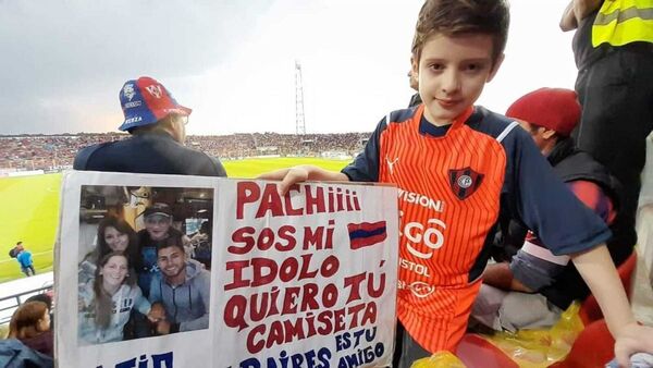 El bonito gesto del Pachi Carrizo con un pequeño fanático en Encarnación