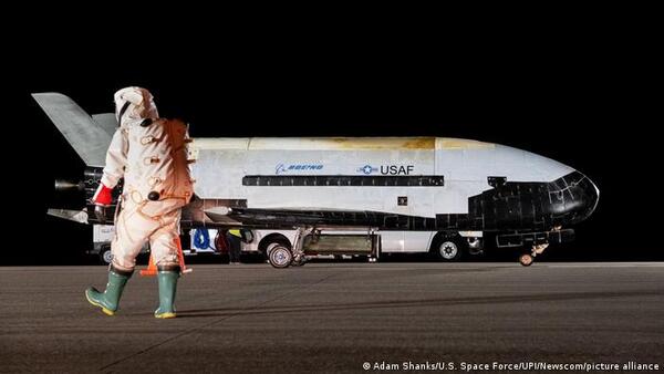 Avión espacial secreto estadounidense no tripulado regresa tras un récord de 908 días en órbita