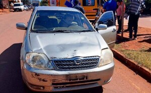 Choque entre moto y auto deja dos lesionados en el Km 10
