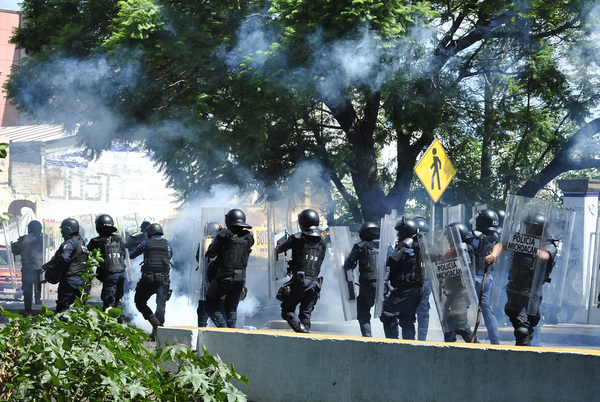 Policía mexicana disuelve a balazos protesta estudiantil indígena - MarketData