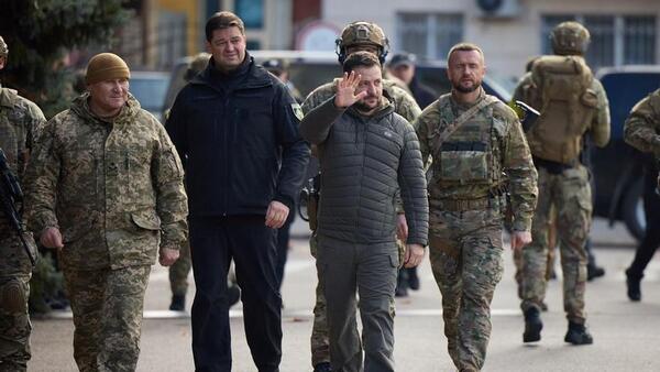 Zelensky recorre la ciudad de Kherson tras la expulsión de las tropas de Putin - ADN Digital