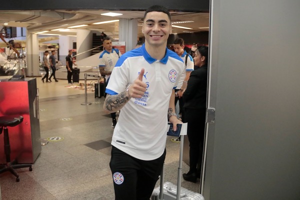Diario HOY | La Albirroja sale con destino a Lima 