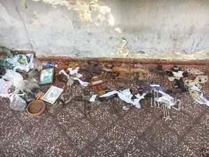 No respetan ni a los muertos: Roban cruces y tierra del cementerio - trece