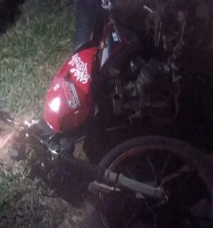 Motocicleta choca contra carreta