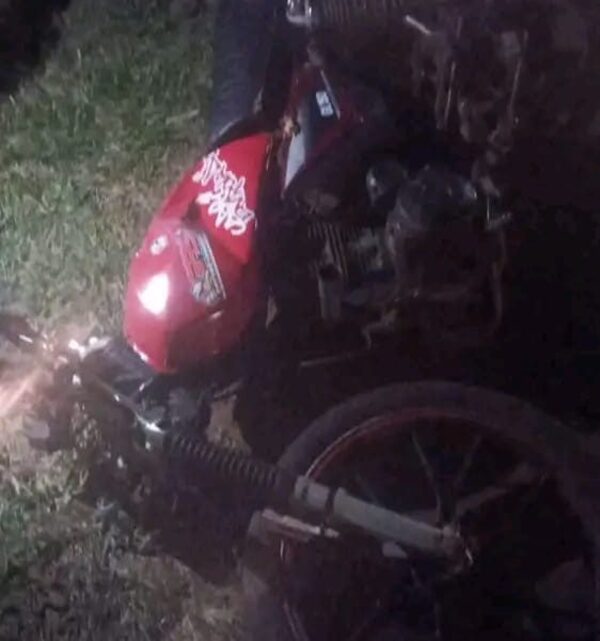 Motocicleta choca contra carreta