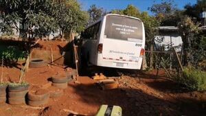 Colectivo cayó, aplastó y mató al chofer