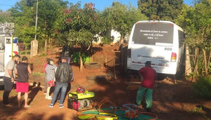 Chofer muere tras caerle encima un bus que intentó reparar - Noticiero Paraguay