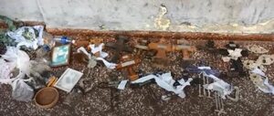 ¿Payé?: Un hombre sacaba cruces, fotos de difuntos y arena de cementerio - Nacionales - ABC Color