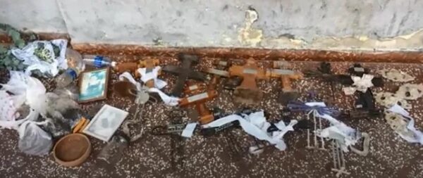 ¿Payé?: Un hombre sacaba cruces, fotos de difuntos y arena de cementerio - Nacionales - ABC Color