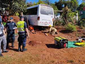 Conductor muere aplastado por un minibús que intentó reparar - La Clave