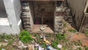 Profanan las tumbas y cámara no capta a nadie    