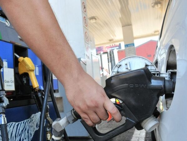 Emblemas privados podrían volver a reajustar precios de combustibles · Radio Monumental 1080 AM
