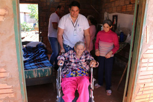 Fundación Tesãi entrega silla de ruedas para abuelita de 94 años | DIARIO PRIMERA PLANA