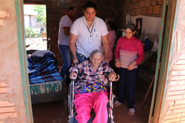 Fundación Tesãi entrega silla de ruedas para abuelita de 94 años | DIARIO PRIMERA PLANA