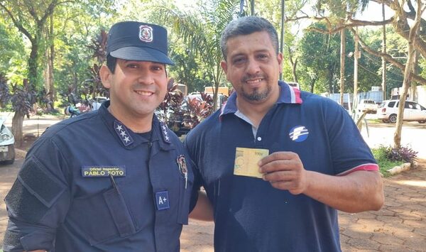 Policía devuelve dinero encontrado