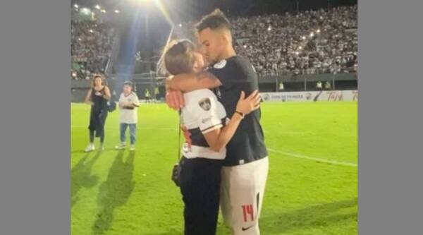 Crónica / [VIDEO] La romántica dedicatoria de un flamante campeón franjeado