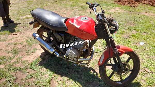 Policía recupera motocicleta robada frente a un supermercado y busca a supuesto autor - Radio Imperio