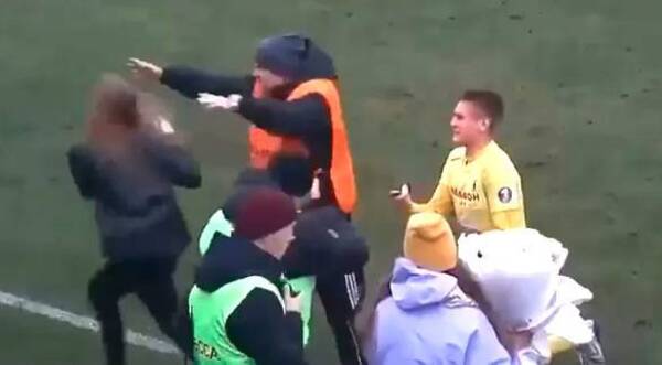 Crónica / [VIDEO] Pelotero pidió casorio a su yiyi en plena cancha pero guardia armó tumulto