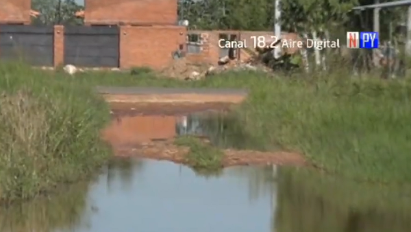 Luque: Familias aisladas ante cada lluvia piden alcantarillado