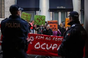 Cinco jóvenes detenidos por pegarse al suelo tras reunión con ministro en Lisboa - Mundo - ABC Color