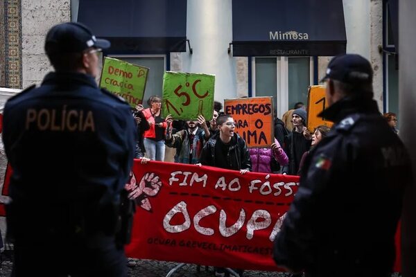 Cinco jóvenes detenidos por pegarse al suelo tras reunión con ministro en Lisboa - Mundo - ABC Color
