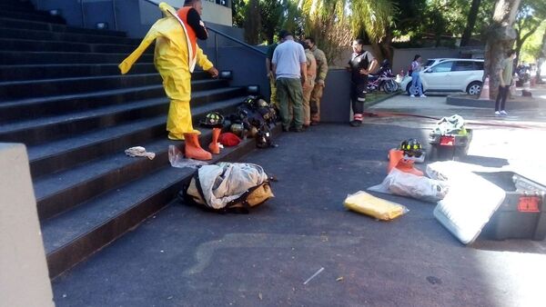 Controlan incendio y derrame de químico en universidad privada