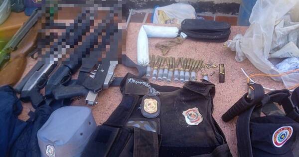 La Nación / Villa Hayes: en allanamiento decomisan armas de fuego, dinamita en gel y uniformes policiales