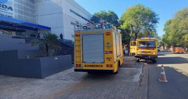 La Nación / Susto tras principio de incendio y fuga de químico en laboratorio de una universidad privada